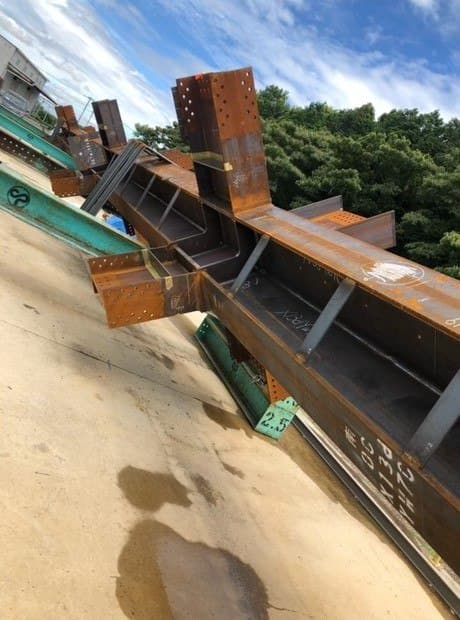 現場に入り、鋼材を切って、合わせて、溶接します。